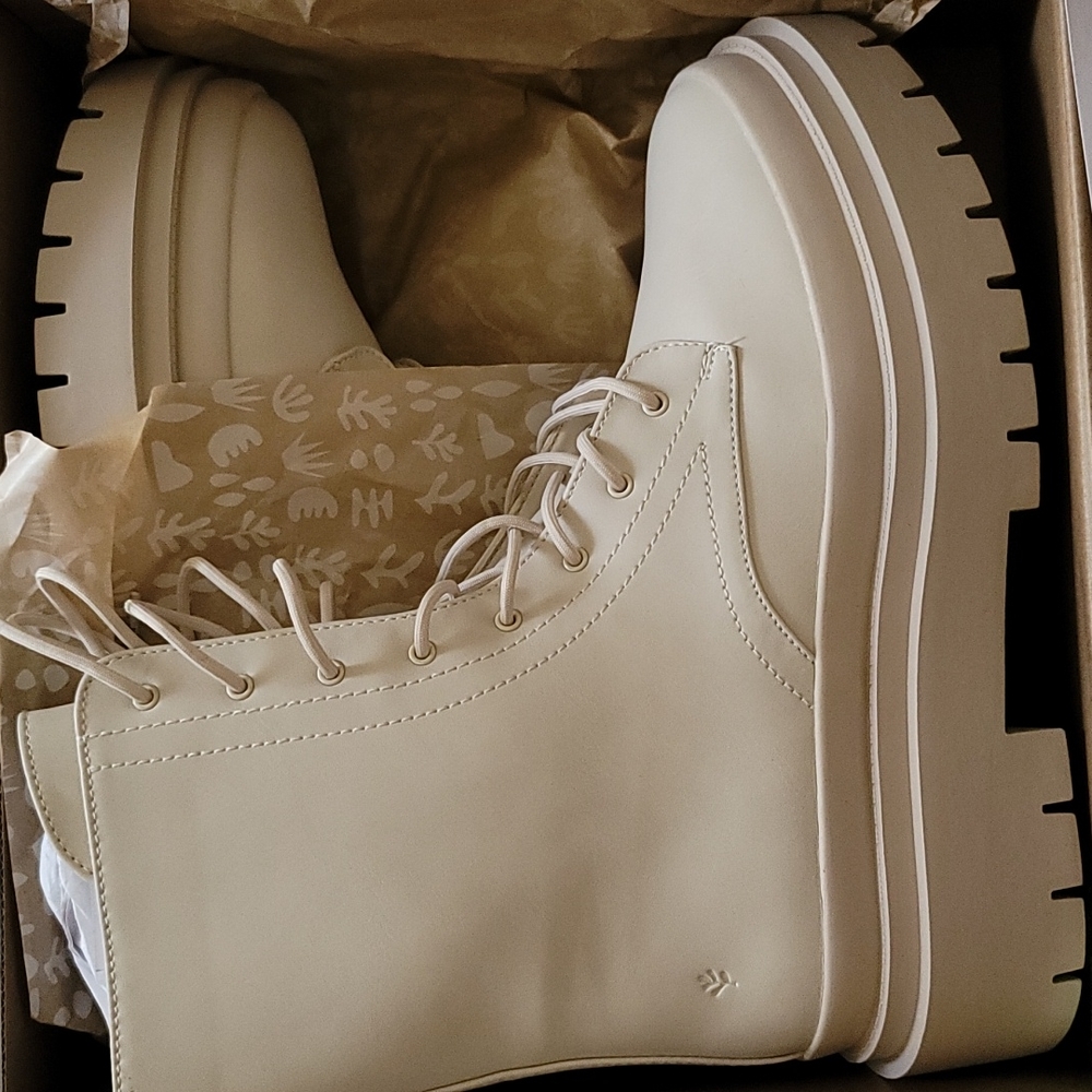 NEW!!! Cool Planet Steve Madden Lace Up Boots!!!